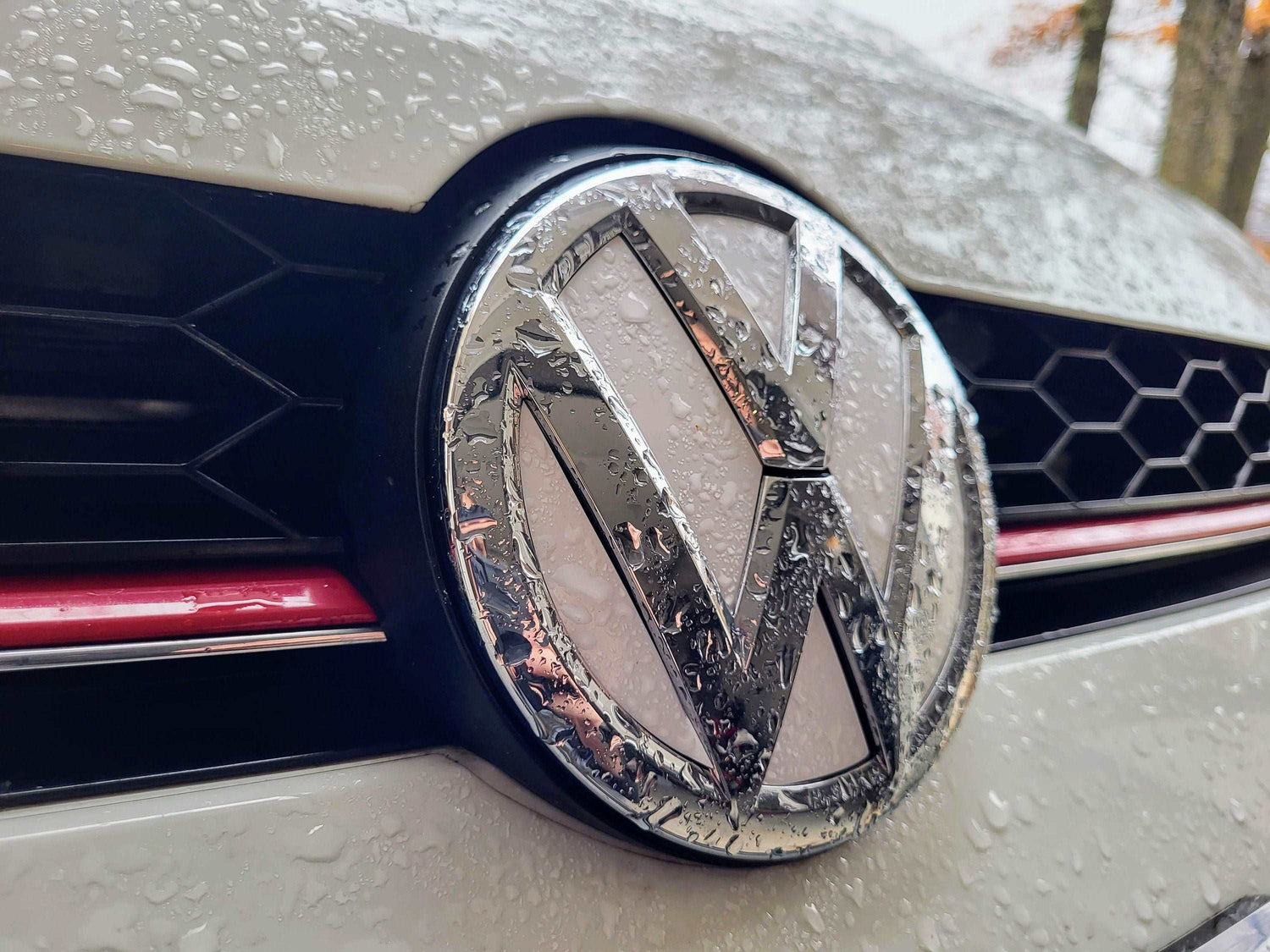VW - MK7 - Golf - Front Non Smooth VW Emblem Inlay